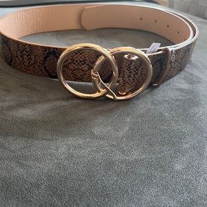 Faux leather snake skin print women’s belt medium/large great cond. never worn